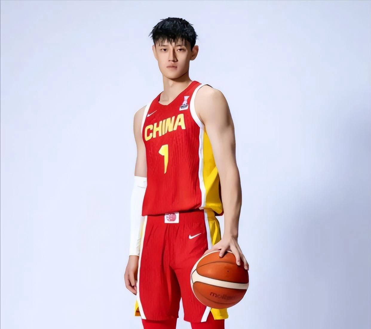 转折点！山东男篮手感冰凉，法国杯冲刺阶段攻防权衡，媒体盛赞，阵容厚度经受考验(中国男篮VS法国)